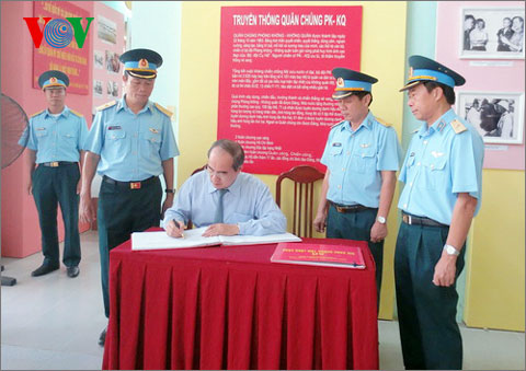 ປະທານຄະນະກຳມະການສູນກາງແນວໂຮມປະເທດຊາດຫວຽດນາມ ຢ້ຽມຢາມໂຮງຮຽນນາຍທະຫານກອງທັບອາກາດ